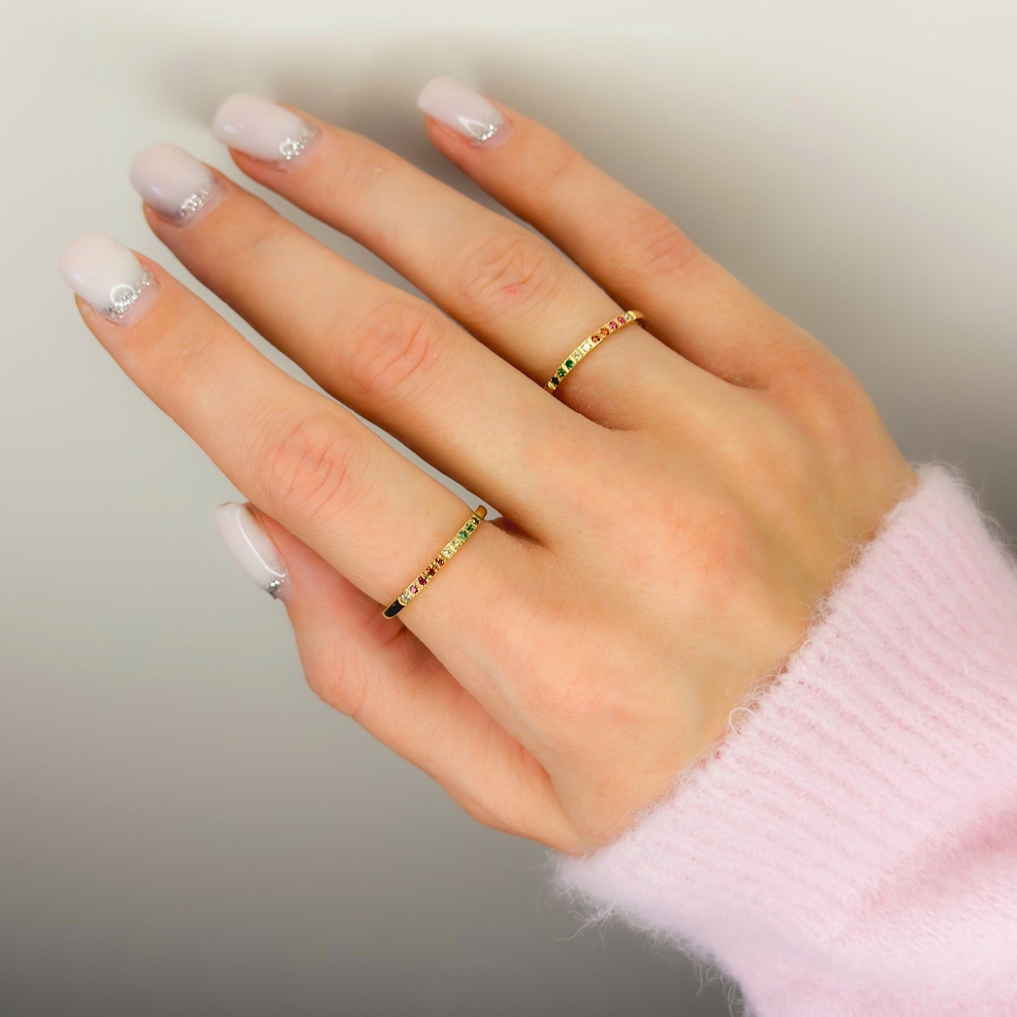 1,5mm žiedelis su spalvotais cirkoniais