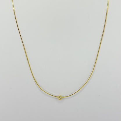 Sidabrinis auksuotas minimalistinio stiliaus burbuliukas su grandinėle