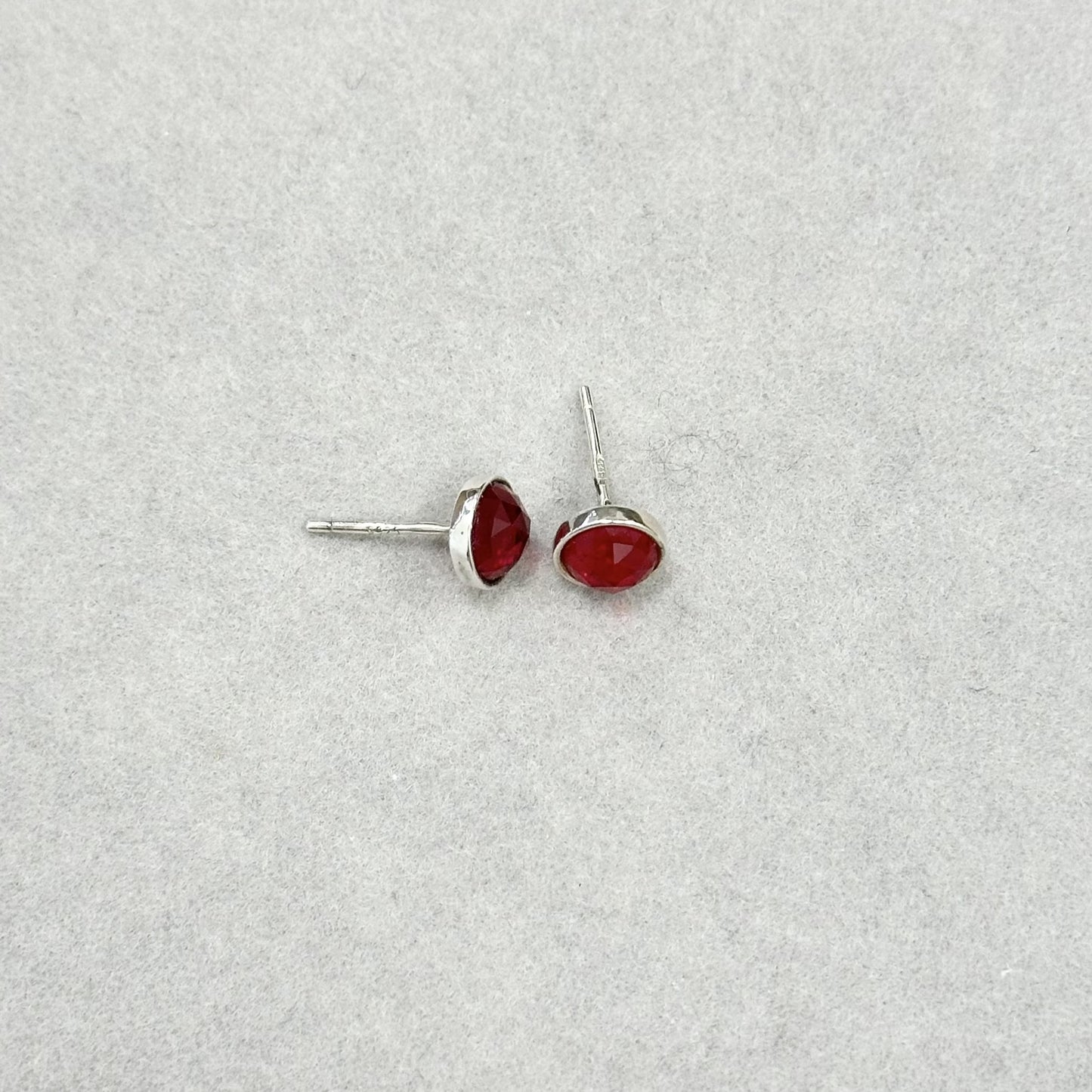 Sidabriniai auskarai su raudonu kristalu