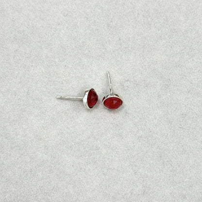 Sidabriniai auskarai su raudonu kristalu