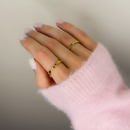 Auksuotas žiedas su žvaigždutėmis ir cirkoniu