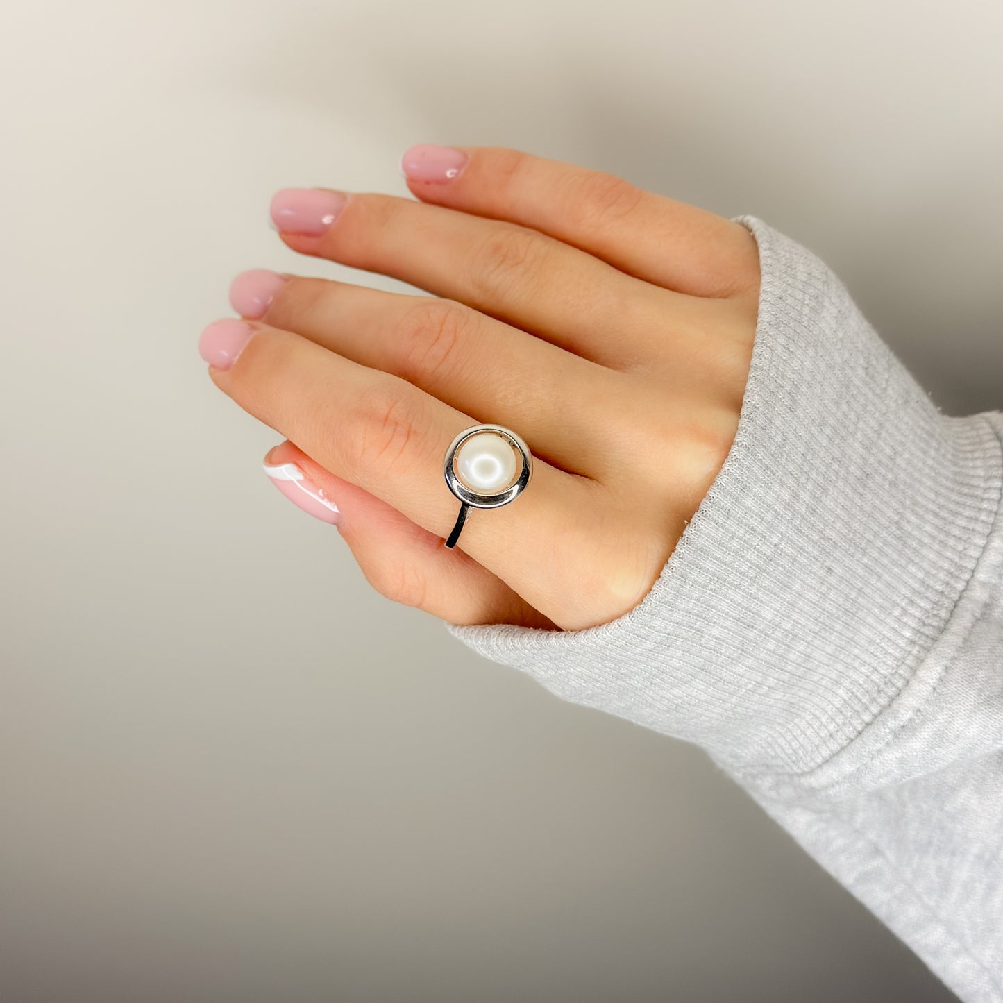 Sidabrinis rodžiuotas reguliuojamo dydžio žiedas su tikru perlu