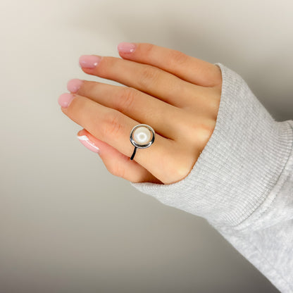 Sidabrinis rodžiuotas reguliuojamo dydžio žiedas su tikru perlu