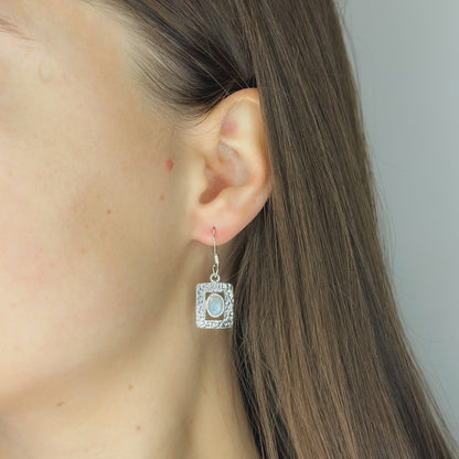 Sidabriniai kabantys auskarai su mėnulio akmeniu