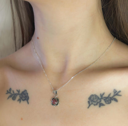 Sidabrinis pakabukas su korundo akmeniu ir grandinėle