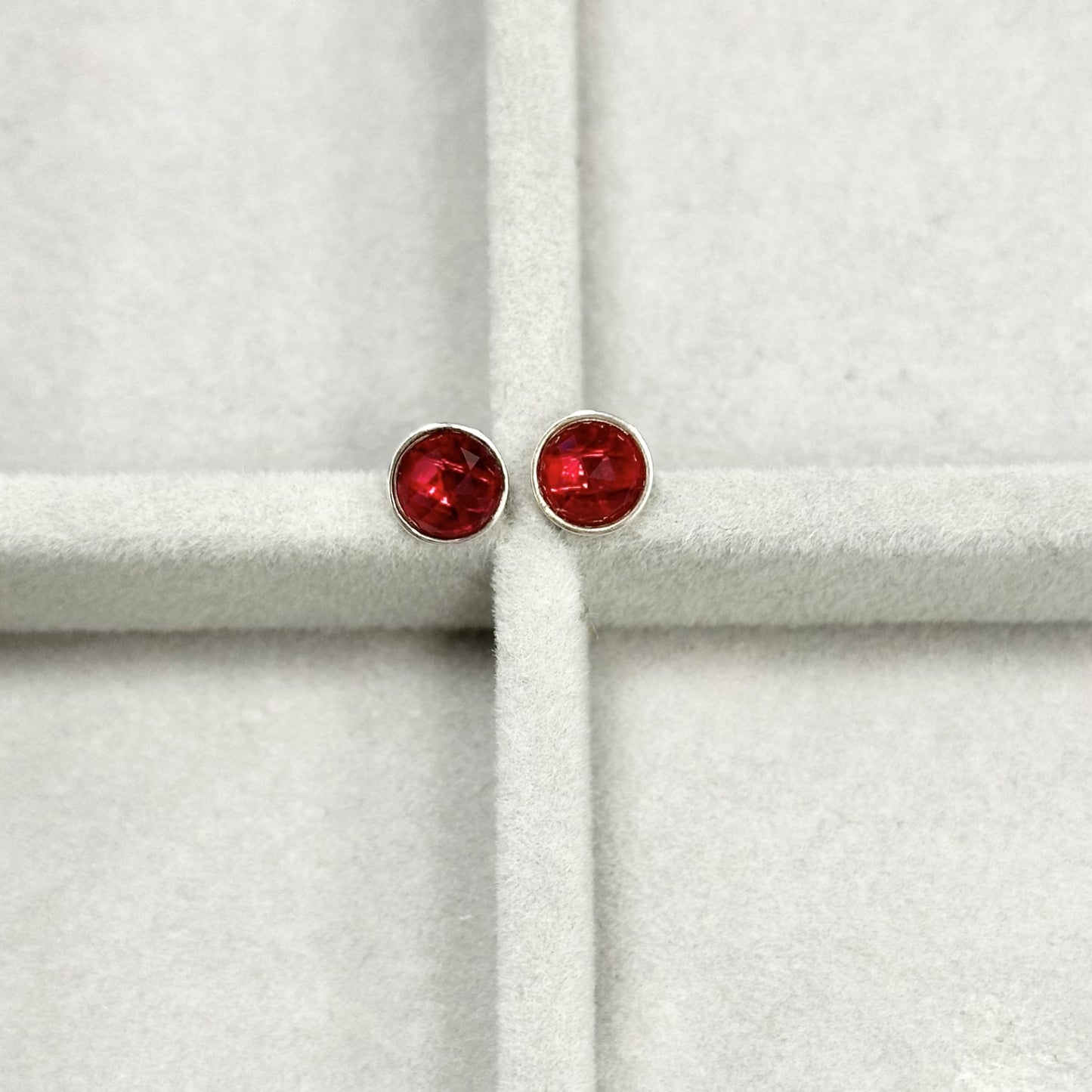 Sidabriniai auskarai su raudonu kristalu