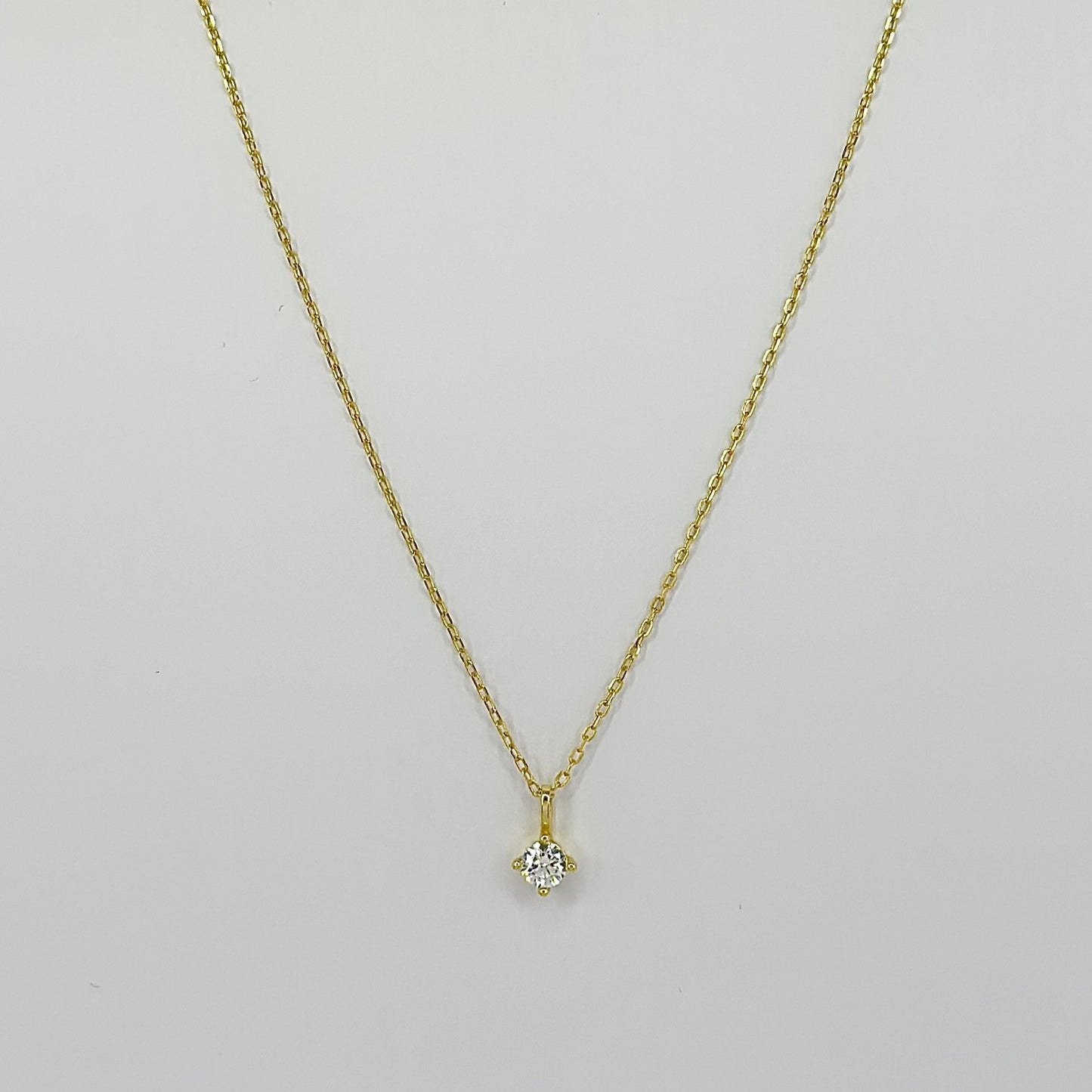 Sidabrinis auksuotas pakabukas su apvaliu cirkoniu ir grandinėle