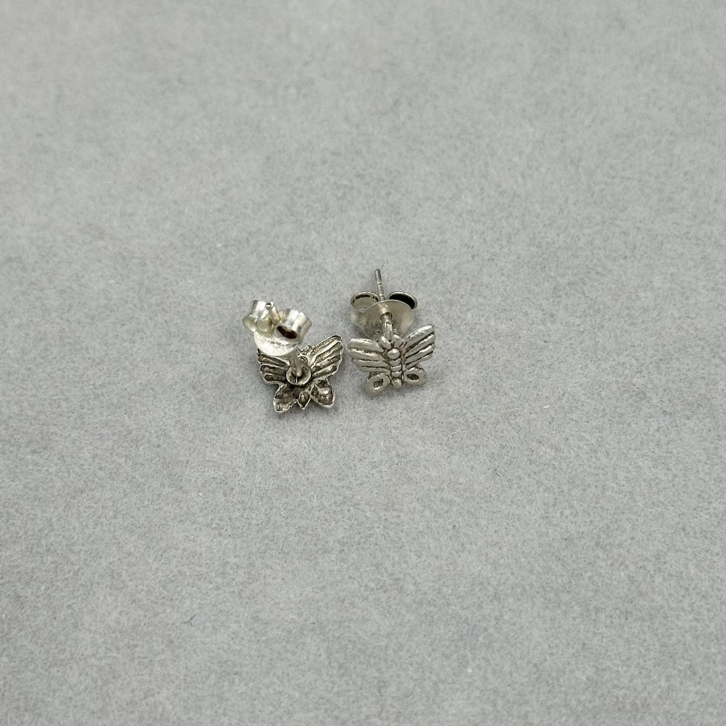 Sidabriniai auskarai drugeliai