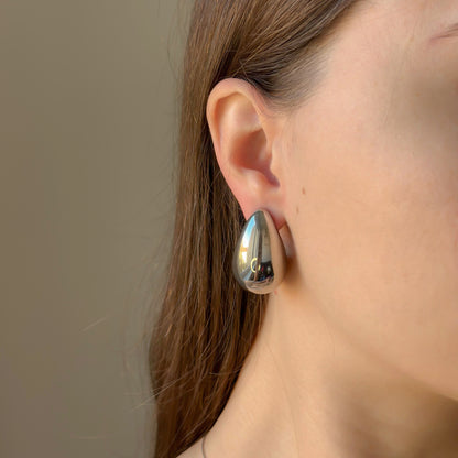 Masyvūs lašo formos auskarai