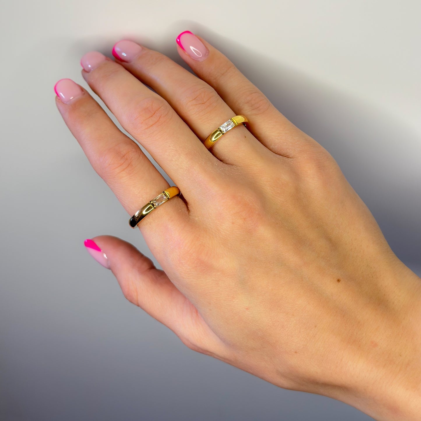 Auksuotas žiedas su stačiakampiu cirkoniu