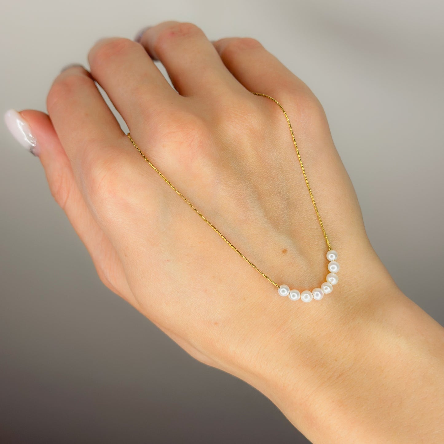 Auksuota grandinėlė su 8 mažais tikrais perliukais