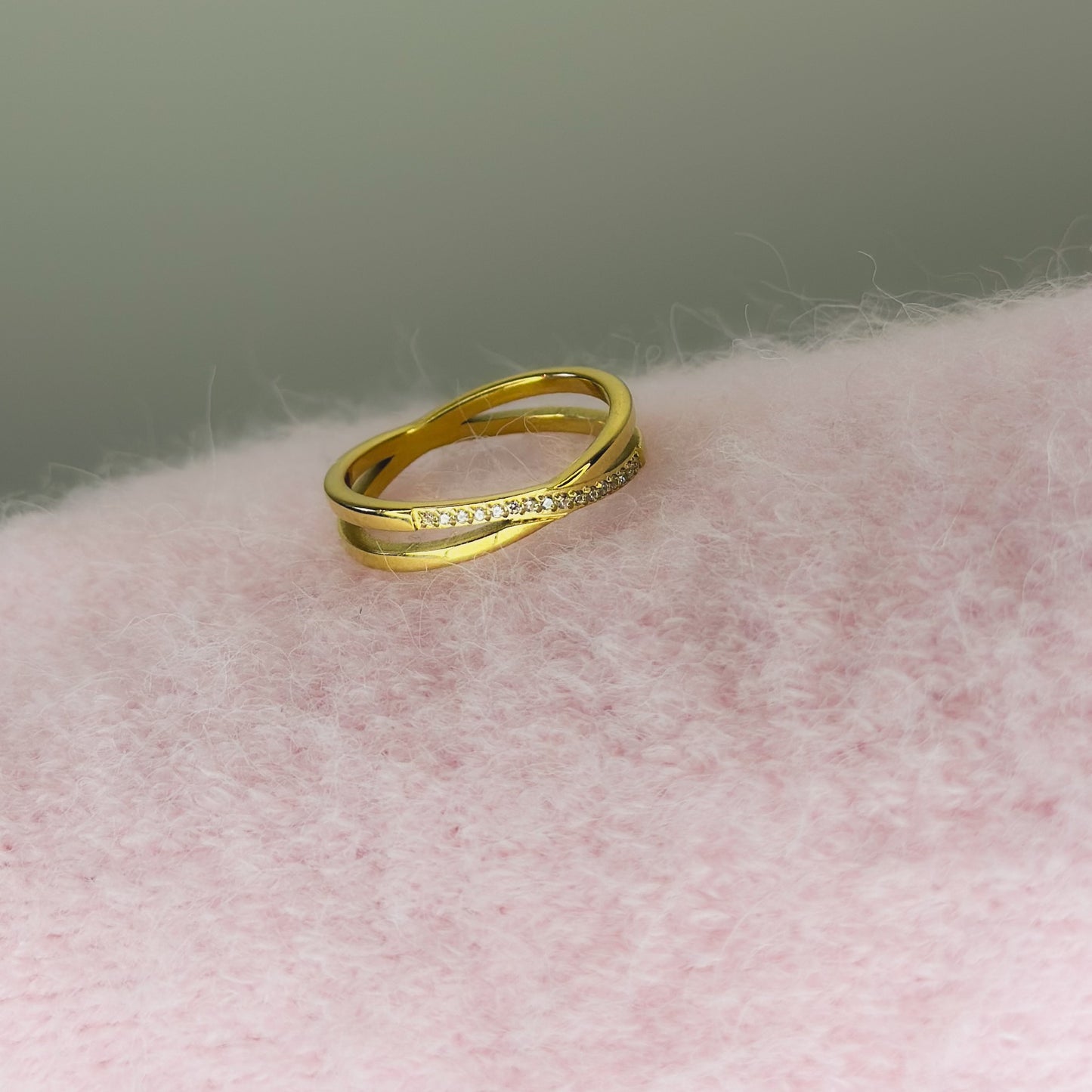 Dvigubas auksuotas žiedas su cirkoniais