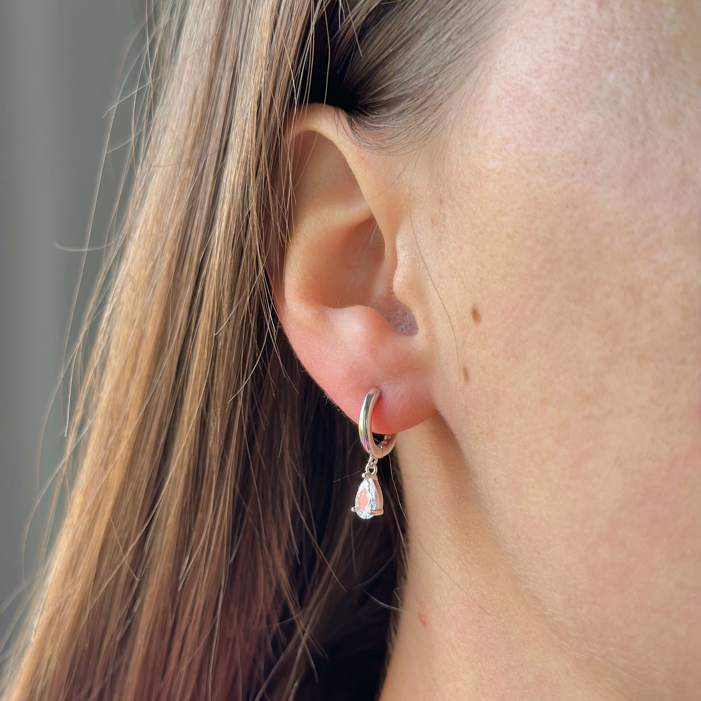 Sidabrinės rinkutės su kabančiu cirkoniu