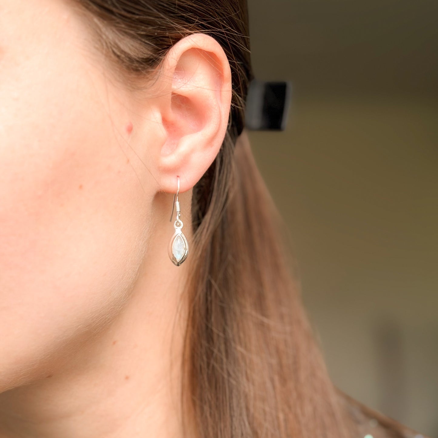 Sidabriniai kabantys auskarai su mėnulio akmeniu
