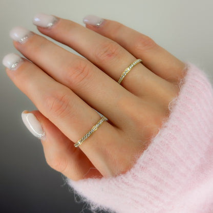 2mm auksuotas žiedelis su baltais cirkoniais