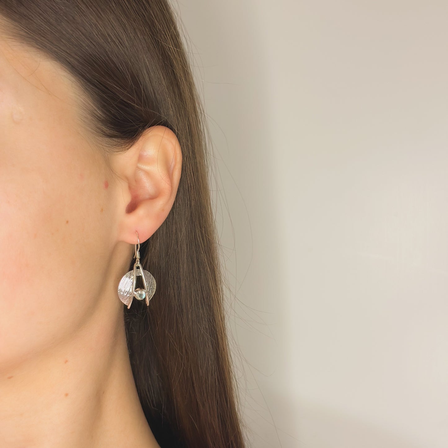 Sidabriniai kabantys auskarai su mėnulio akmeniu