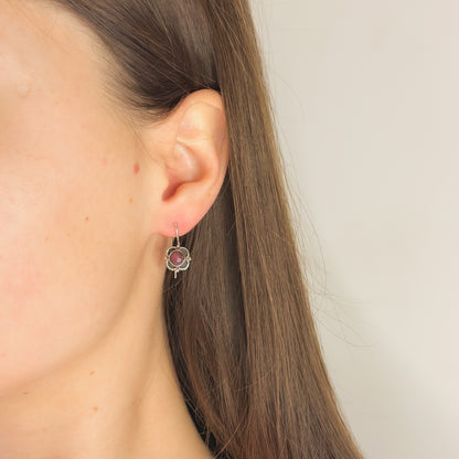 Sidabriniai auskarai "Gėlytės" su korundu