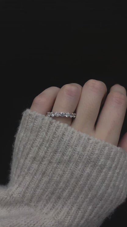 Sidabrinis rodžiuotas 3mm žiedas su cirkonio akutėmis