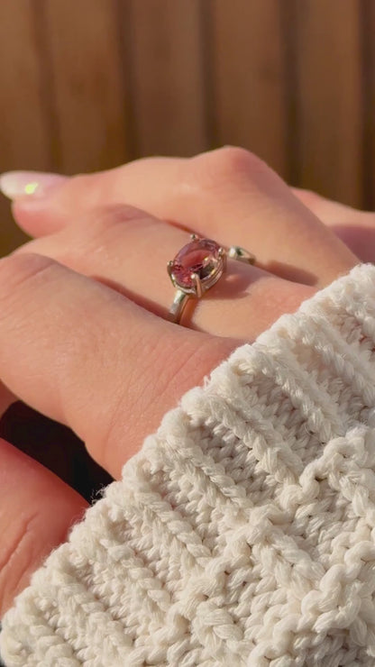 Sidabrinis reguliuojamas žiedas su ovaliu sultanitu