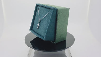 Sidabrinis rodžiuotas kryželis su žaliais cirkoniais ir grandinėle